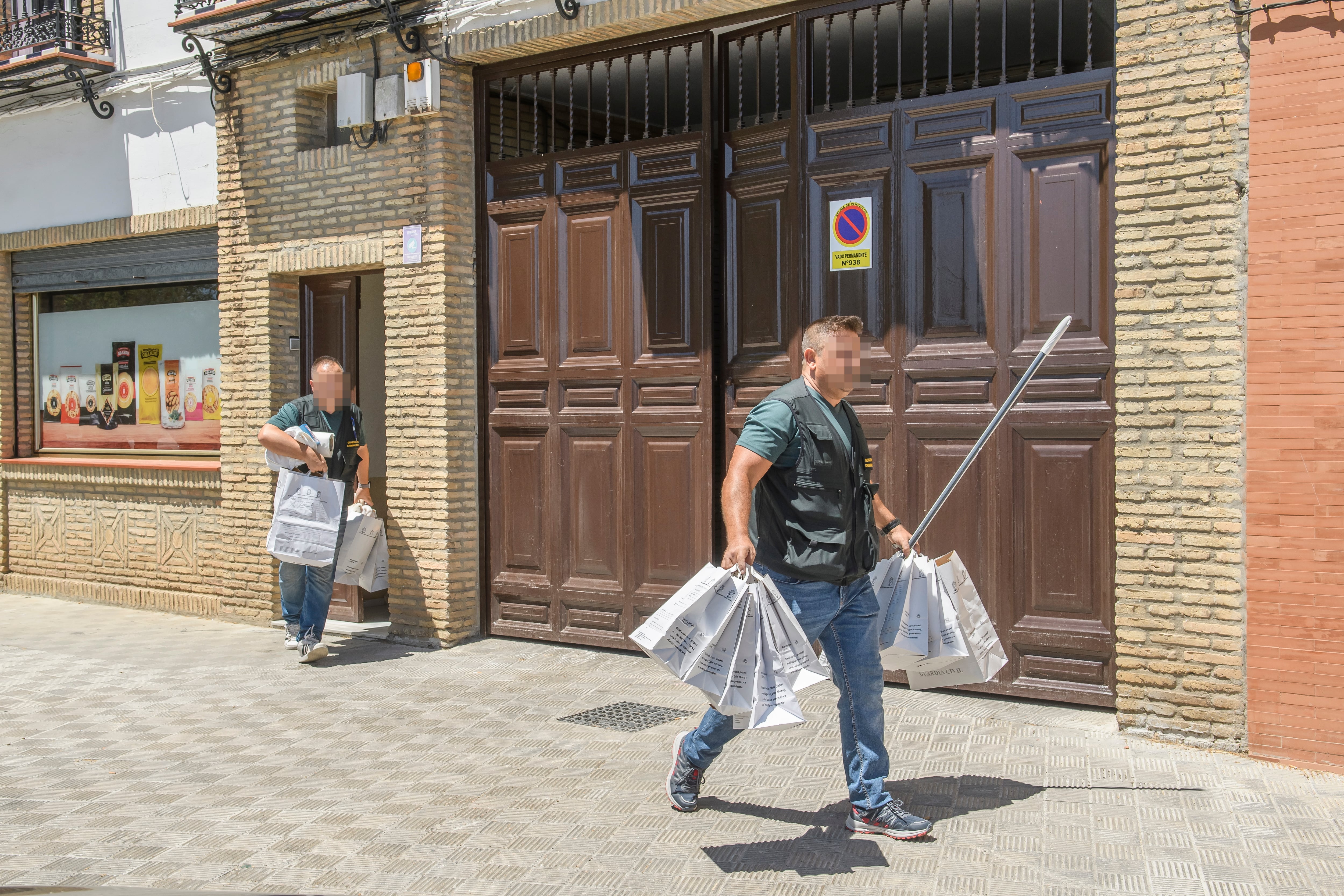 GRAFAND4307. UTRERA(SEVILLA), 31/07/2023.- Efectivos de la Guardia Civil recogen pruebas de la vivienda de la localidad sevillana de Utrera donde ha sido encontrado esta pasada madrugada el cadáver de una joven nicaragüense de 22 años, con un fuerte golpe en la cabeza en un posible caso de violencia machista. EFE/ Raúl Caro.
