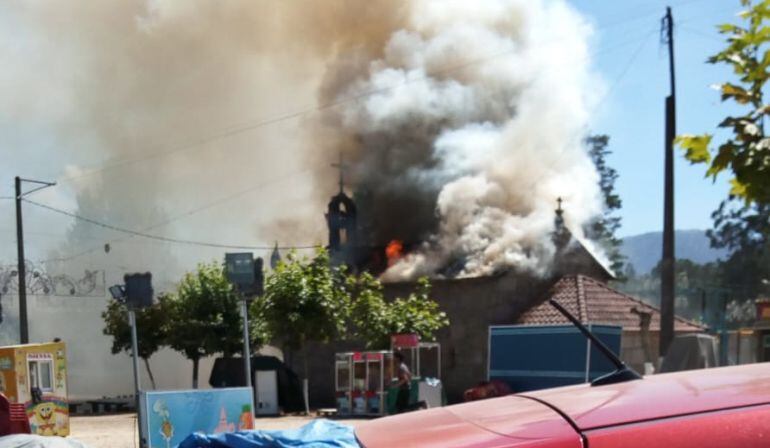 Incendio en la iglesia de San Campio situada en la parroquia porriñesa de Pontellas.