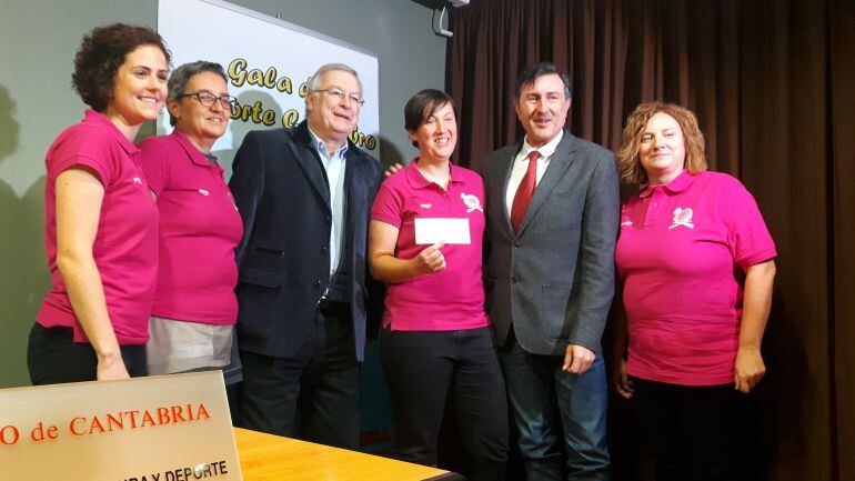 Sonia Saiz, presidenta de Estelas Rosas, recogiendo el cheque de la Asociación de la Prensa Deportiva.