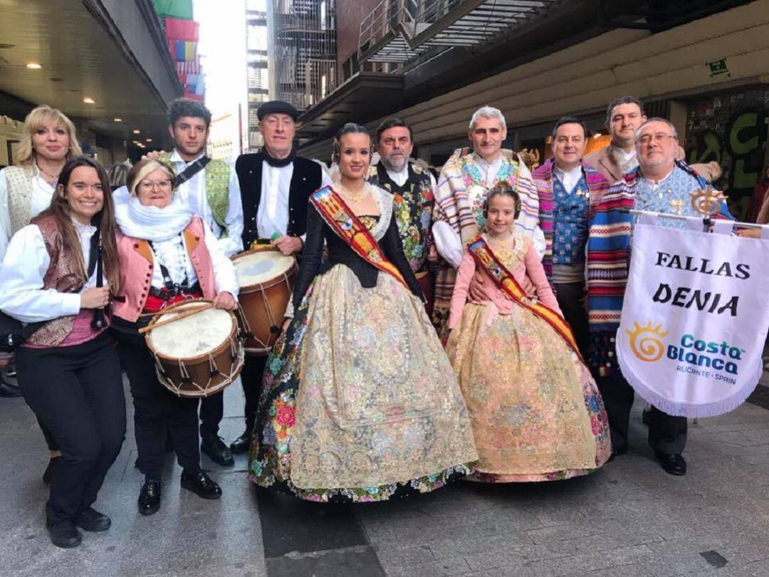 La comitiva fallera de Dénia en el Gran Desfile Provincial de la Costa Blanca.