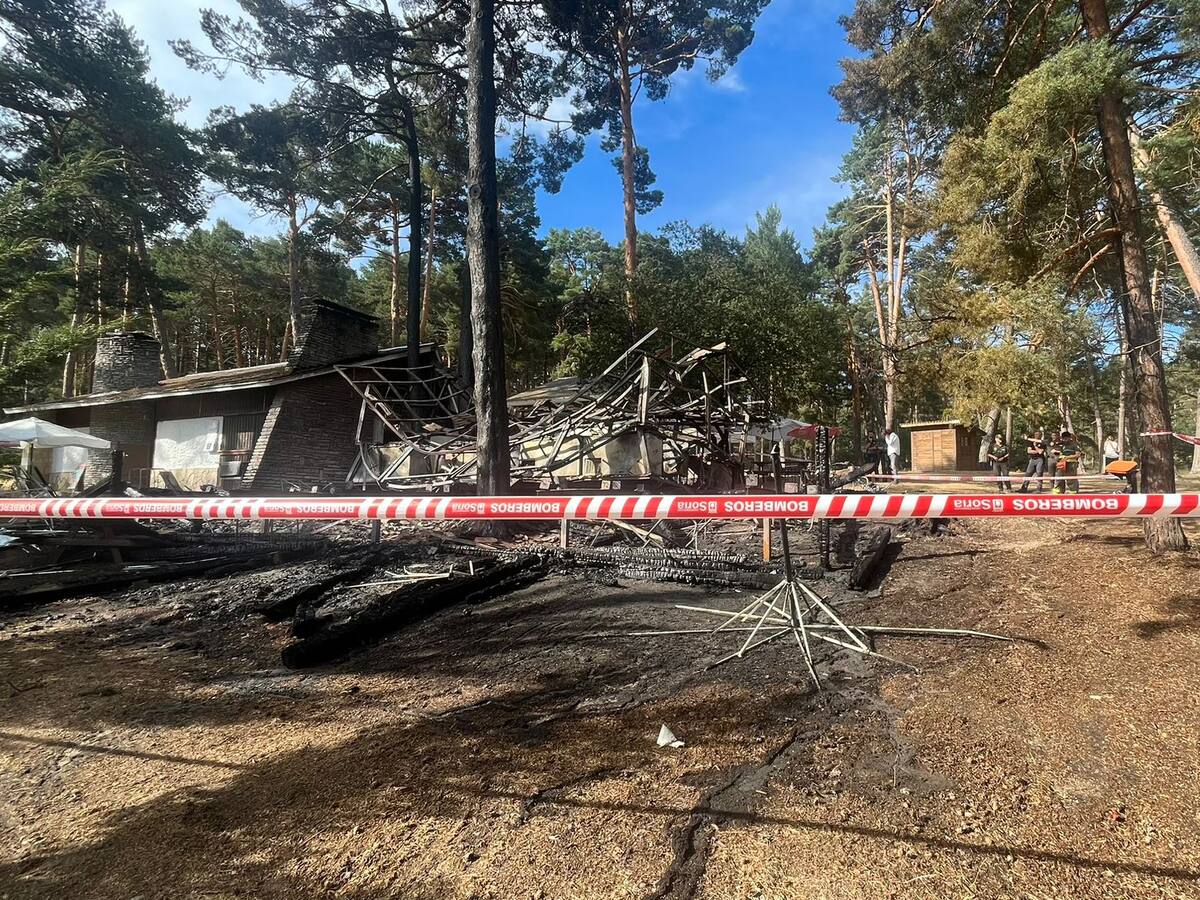 El bar de Playa Pita en el pantano de la Cuerda del Pozo ha quedado calcinado tras un incendio