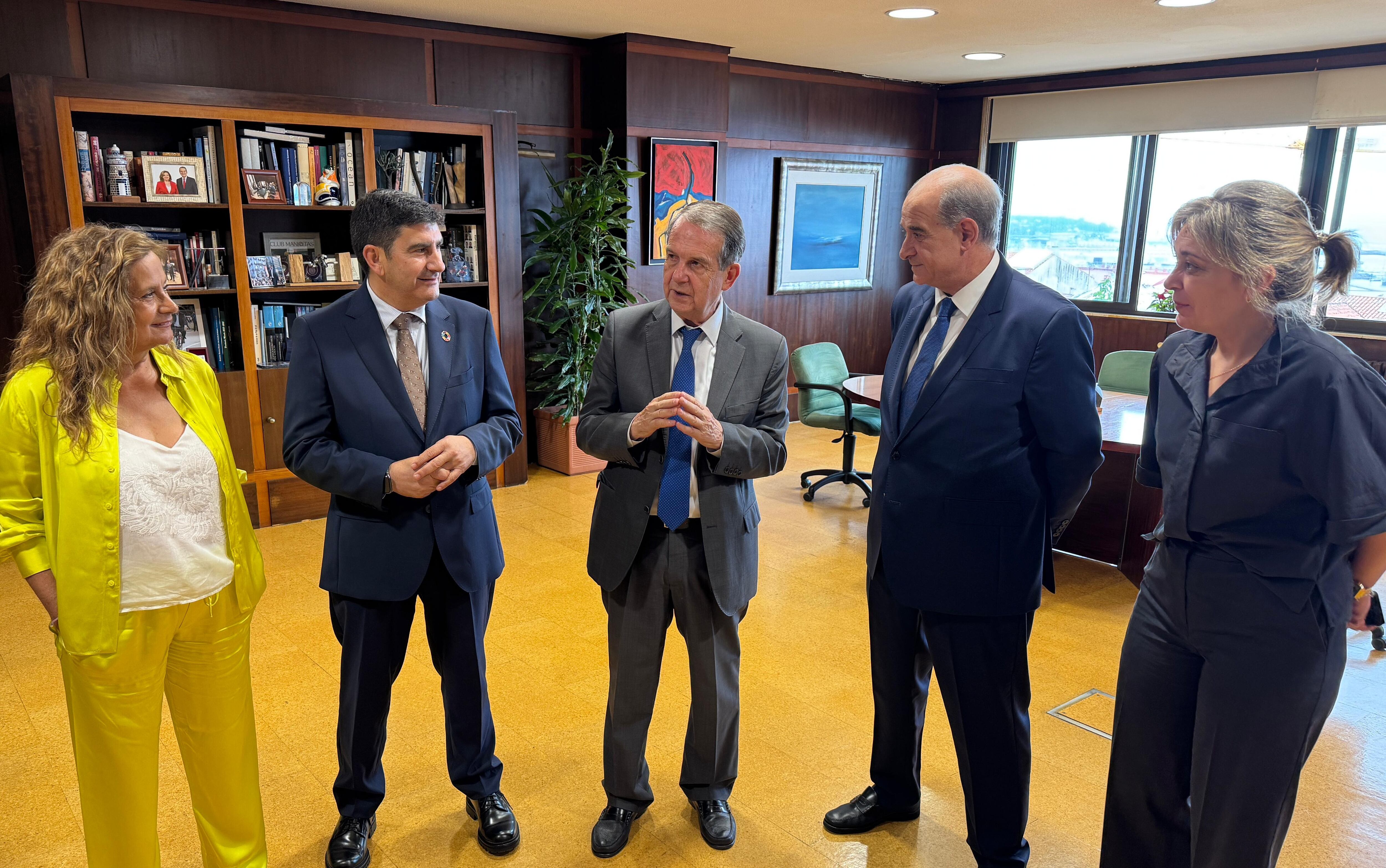 El director general de la Policía, Francisco Pardo, con el alcalde de Vigo, Abel Caballero, la teniente de alcalde, Carmela Silva y el delegado del Gobierno en Galicia, Pedro Blanco