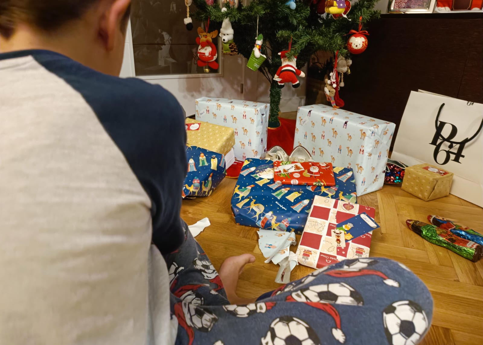 El mágico momento de abrir los regalos que han dejado los Reyes