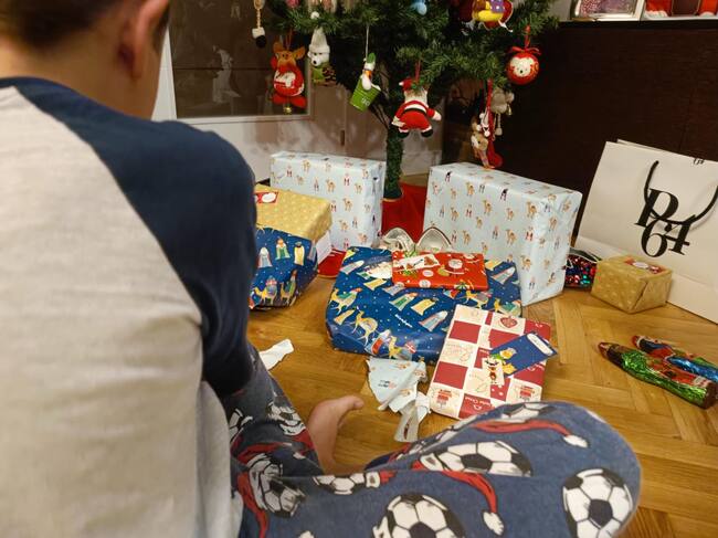 El mágico momento de abrir los regalos que han dejado los Reyes