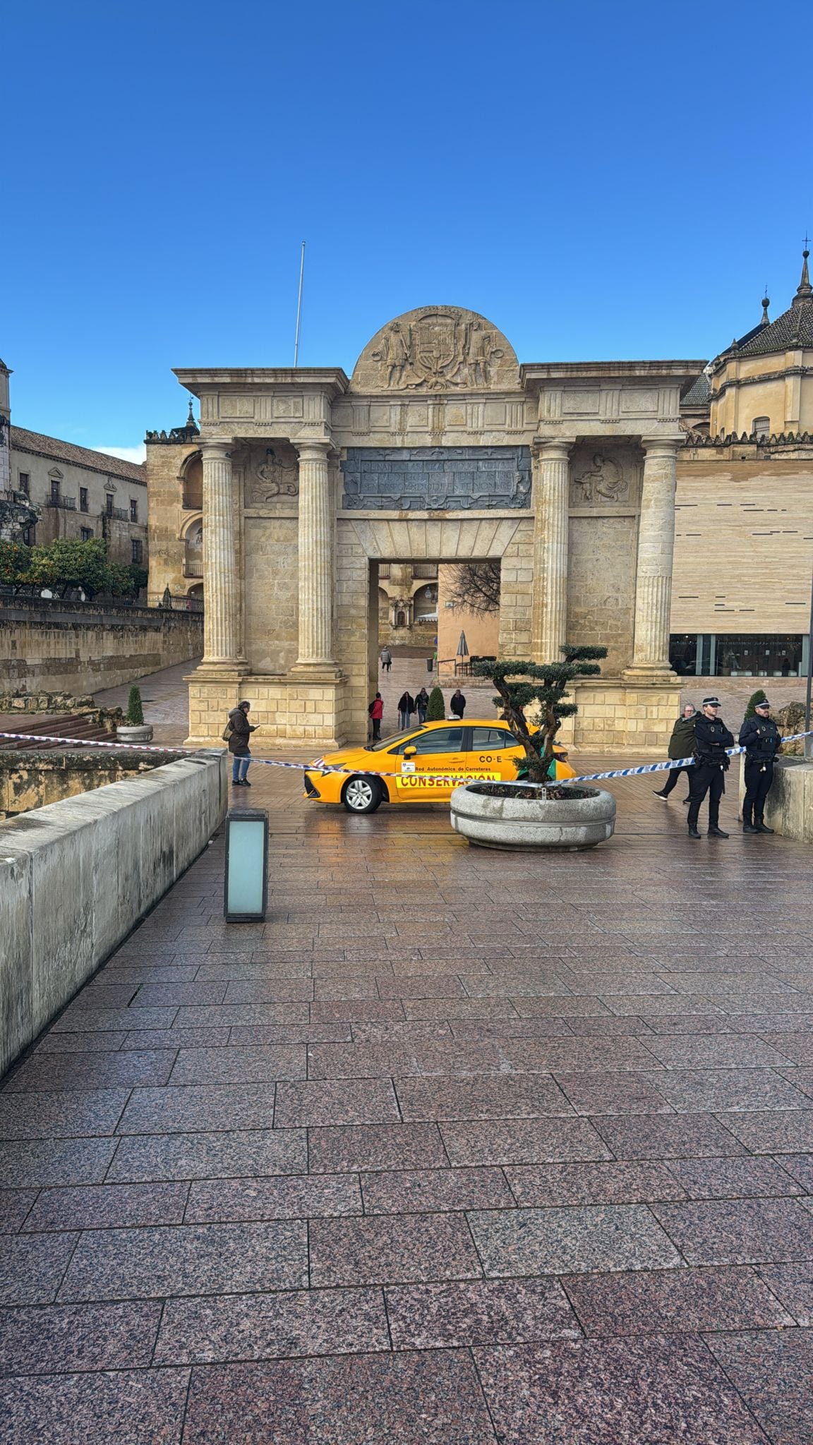 Cerrado al tránsito peatonal el Puente Romano de Córdoba