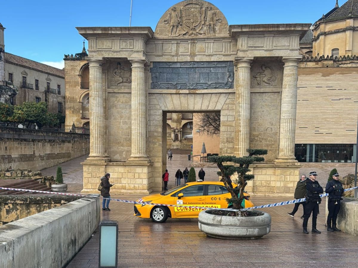 Cortado al acceso peatonal el Puente Romano de Córdoba ante la subida del Guadalquivir