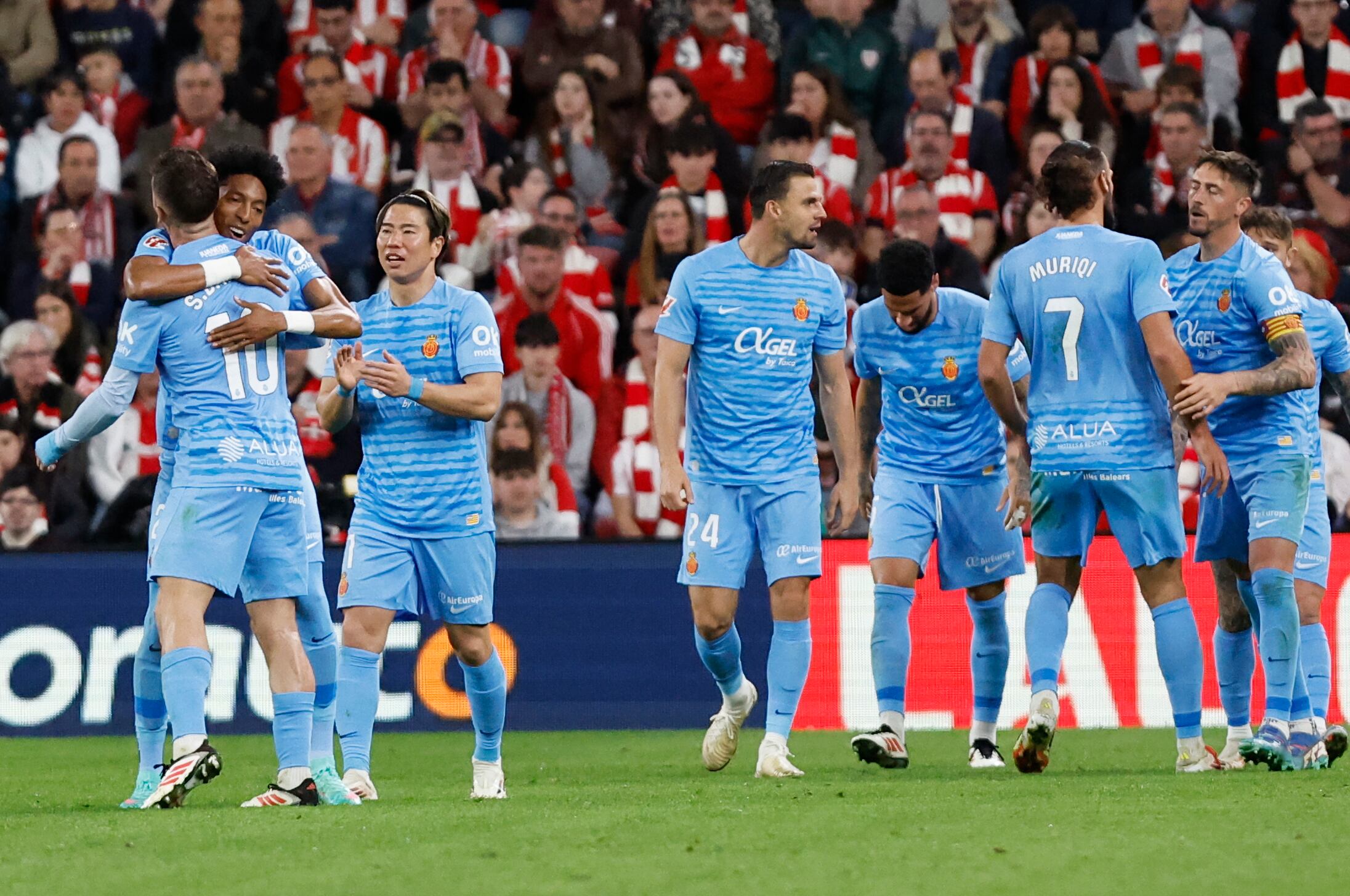 BILBAO, 09/03/2025.-Los jugadores del Mallorca celebran el gol de Antonio Raíllo contra el Athletic Club, durante del partido de la jornada 27 de LaLiga que Athletic Club y RCD Mallorca disputan este domingo en el estadio de San Mamés, en Bilbao.-EFE/ Miguel Toña