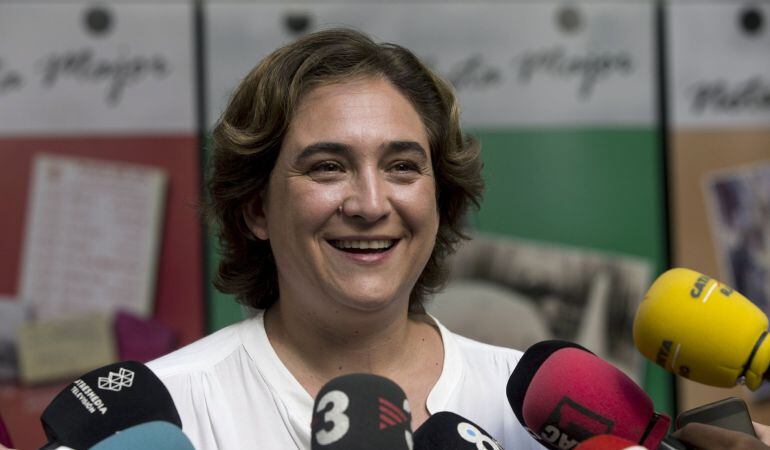 La alcaldesa de Barcelona, Ada Colau, atiende a los medios de comunicación antes de pasear por las calles del barrio de Gràcia con motivo de su fiesta mayor.
