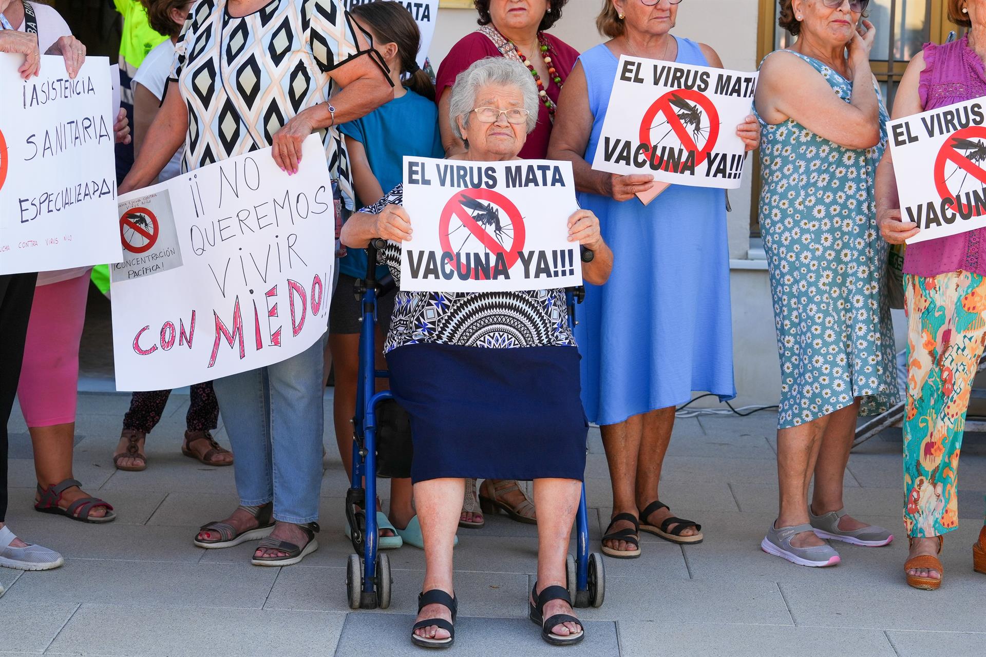 Imágenes de la protesta de los vecinos por las muertes a causa del virus de la fiebre del Nilo - Francisco J. Olmo - Europa Press