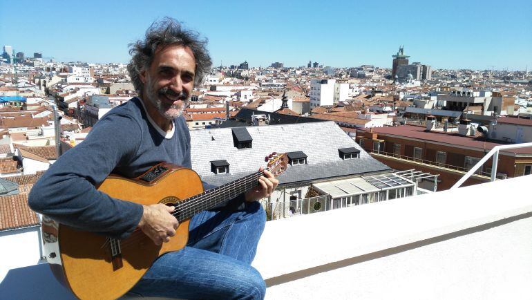 Rafa Sánchez y su guitarra en la terraza de la SER.