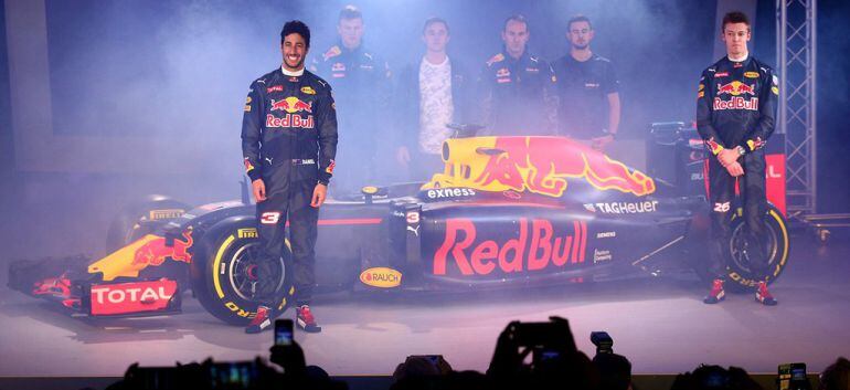 Ricciardo y Kvyat, en la presentación del monoplaza para el Mundial 2016.