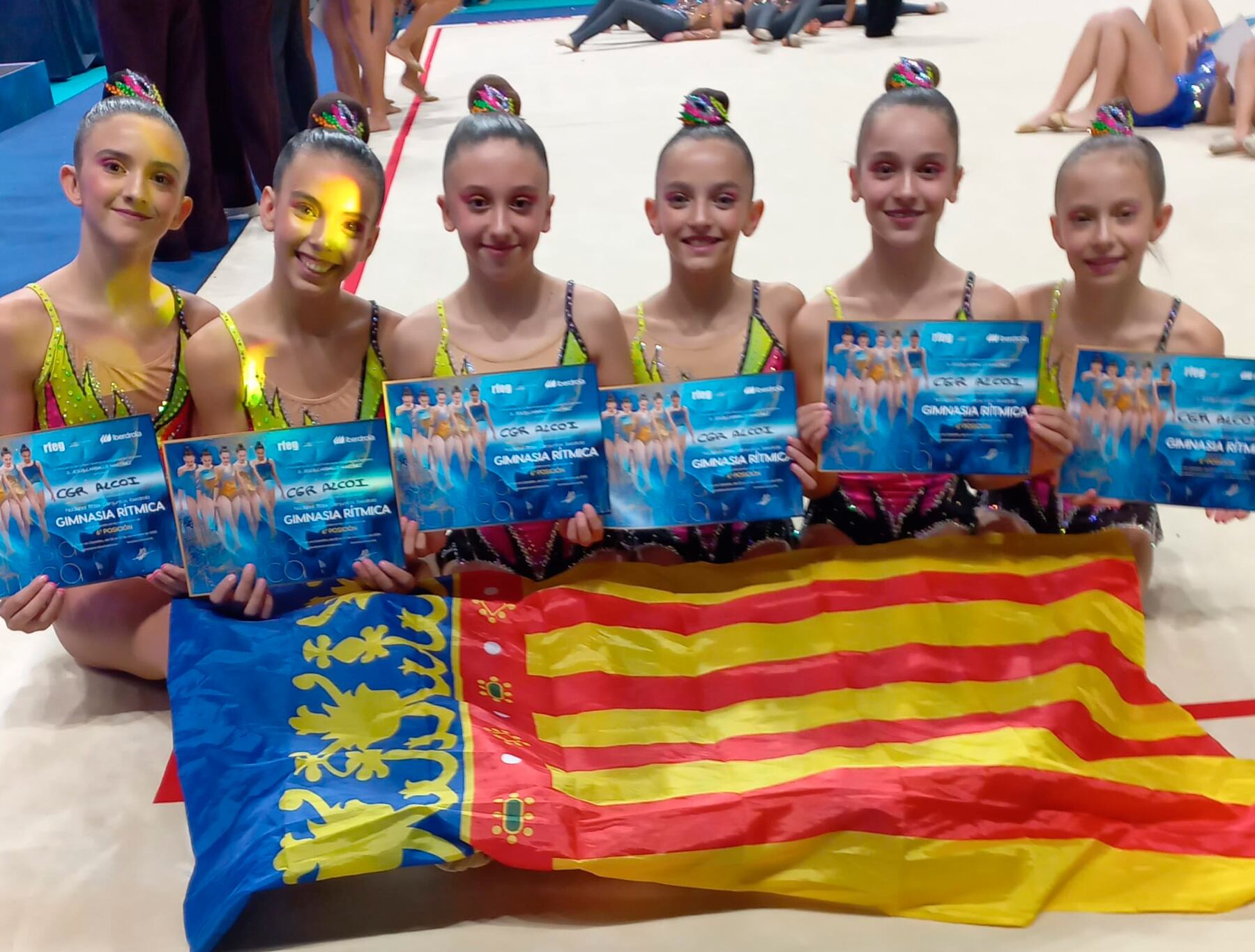 Las componentes del equipo infantil del CGR Alcoi con sus diplomas y con una bandera de la Comunidad Valenciana