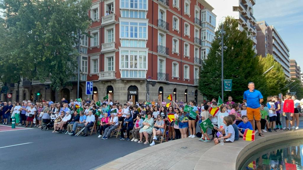 Logroñeses en el homenaje e izado de la bandera de España en Logroño