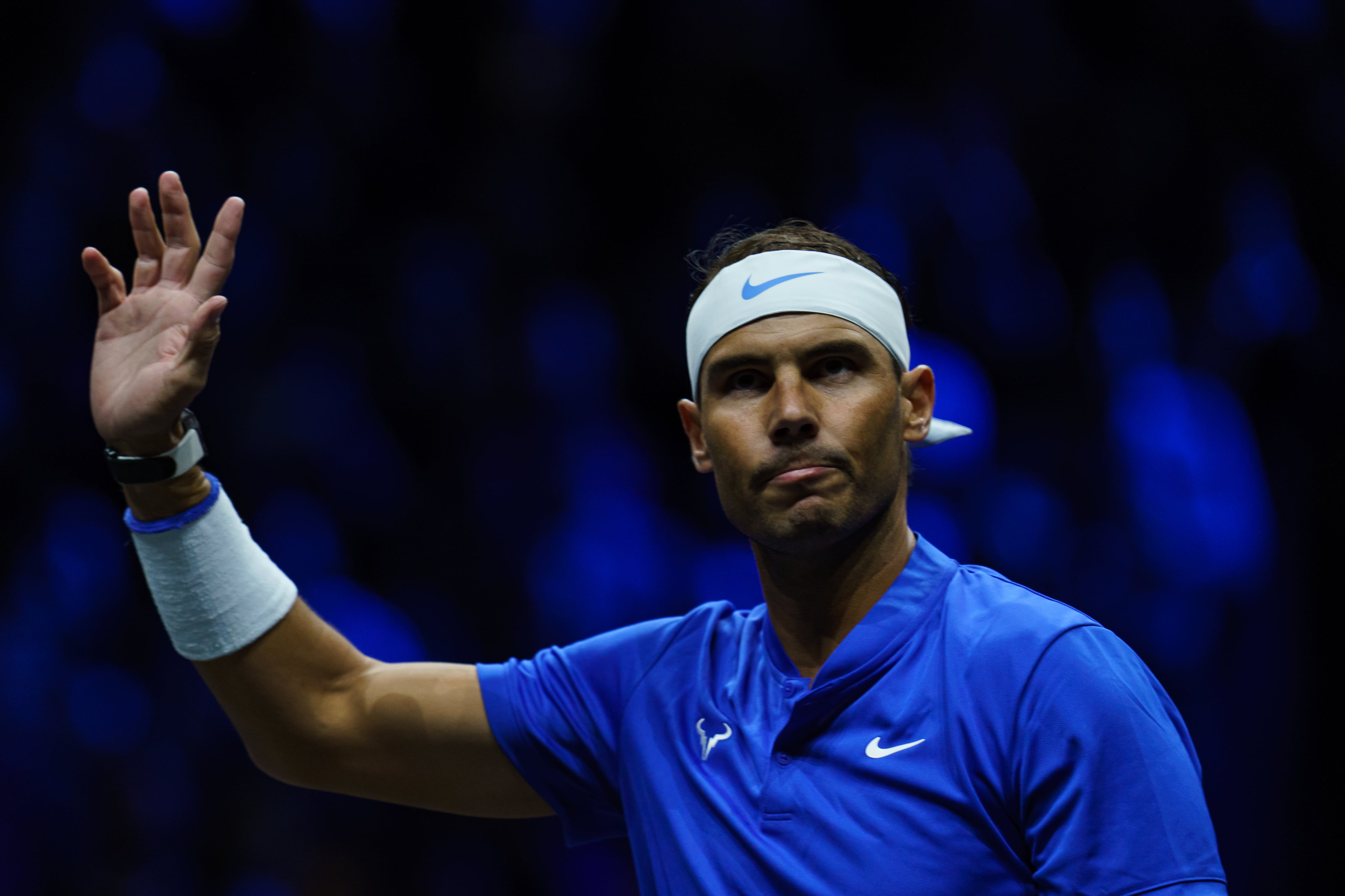 Rafa Nadal saluda al público durante el partido que disputó con Roger Federer en la Laver Cup