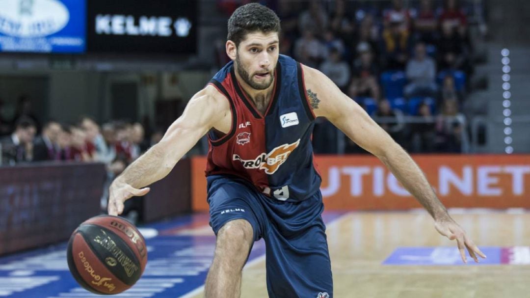 Patricio Garino conduce el balón durante un partido con el Kirolbet Baskonia.