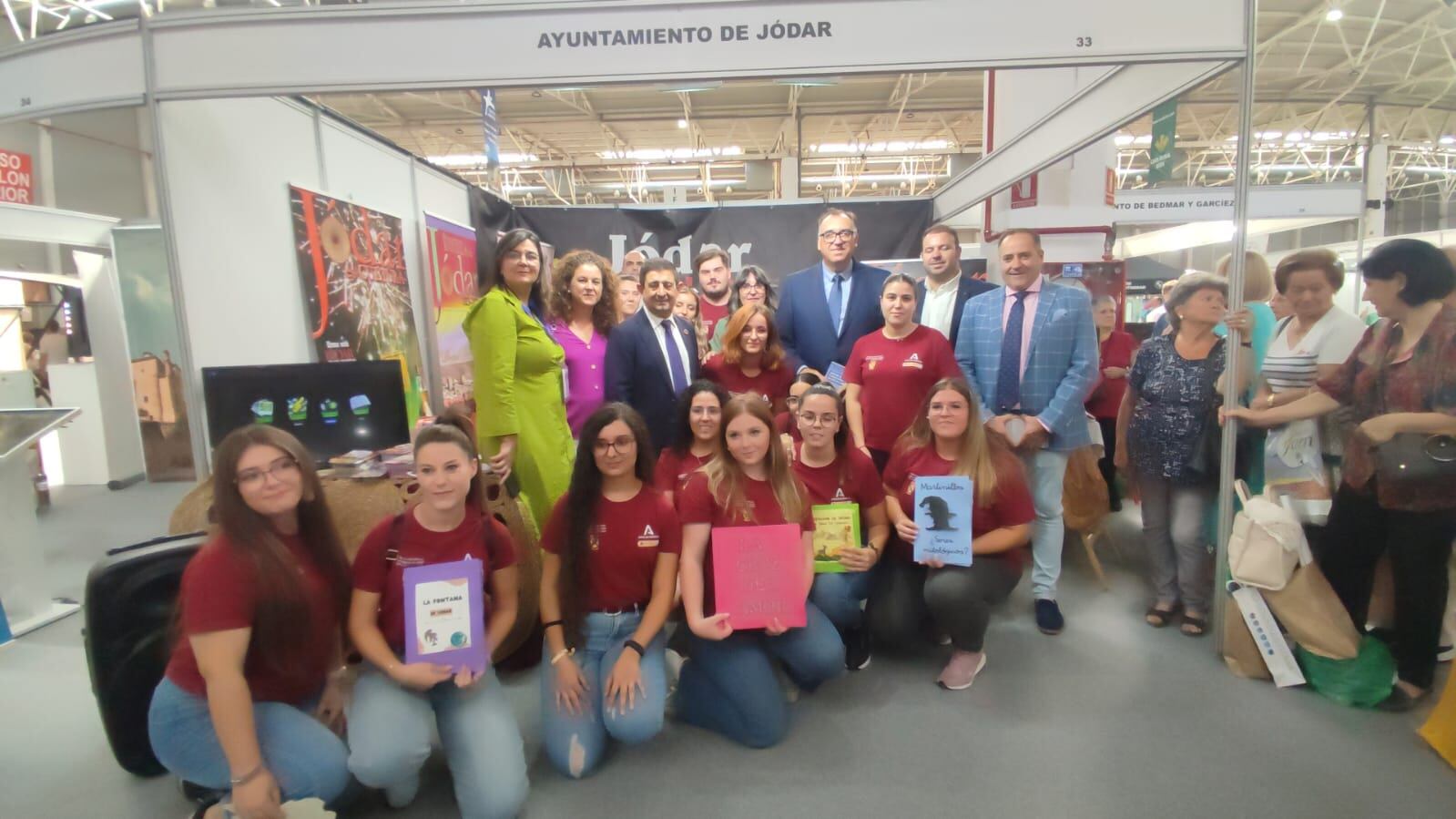 Visita al stand de Jódar del presidente de la Diputación, Francisco Reyes, y el consejero de Turismo, Arturo Bernal, acompañada de alcaldesa, concejales y alumnas/o del Taller de Formación y Empleo &#039;Jódar II&#039;