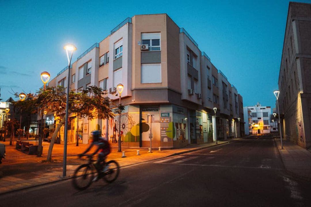 Las calles Brasilia y Antonio Armas Curbelo, con el nuevo alumbrado.