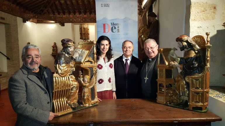 De izquierada a derecha, Gonzalo Jiménez (Secret. Fundación Edades del Hombre), Silvia Aneas (secretaria Delegación Territorial Junta), José Luis Calvo (Comisario exposición Mons Dei), Manuel Herrero (Obispo de Palencia), posan junto a dos obras de Felipe