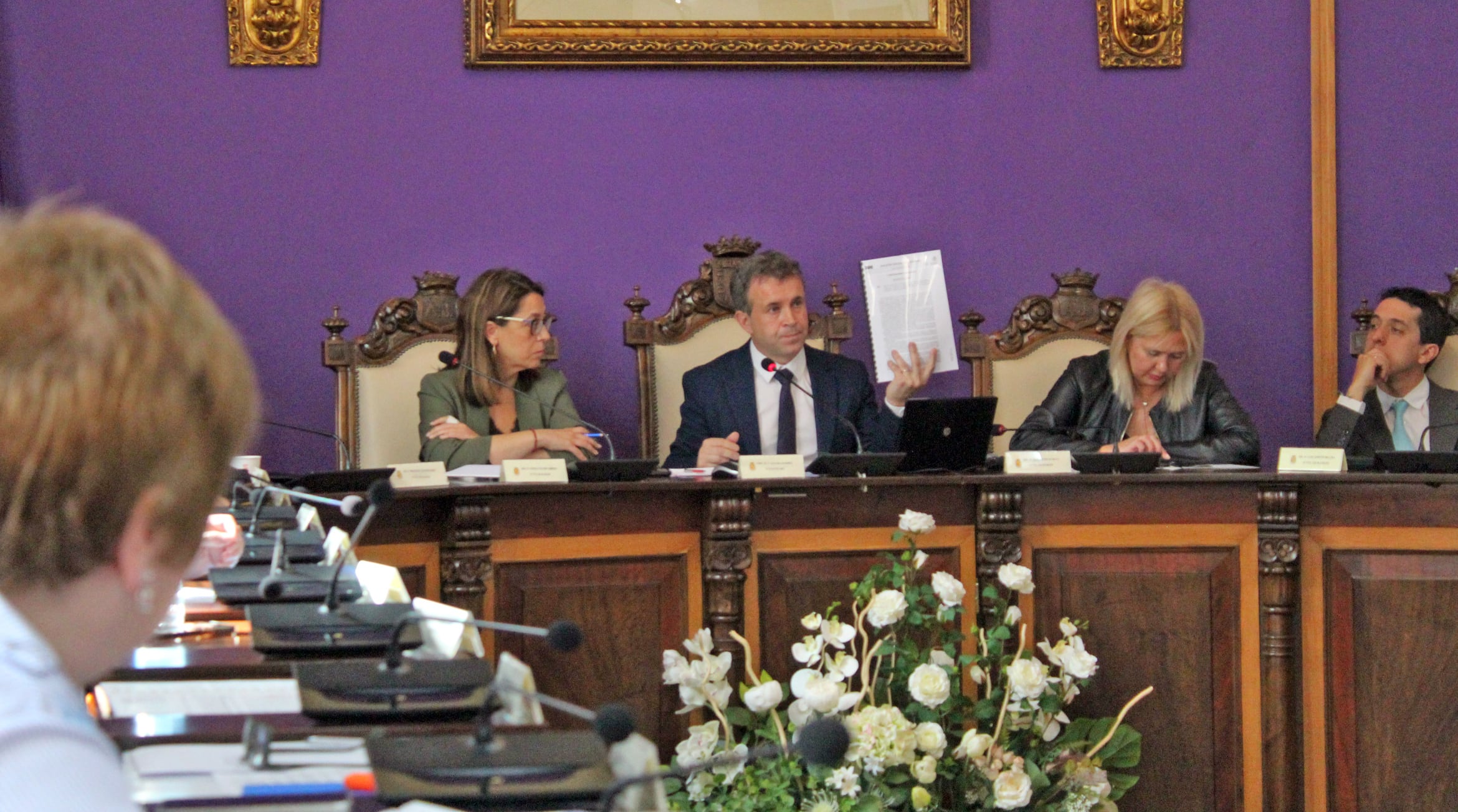 El alcalde de Jaén, Julio Millán, sostiene un dossier durante el pleno celebrado este miércoles, 29 de abril.