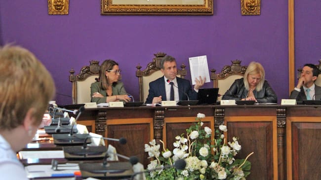 El alcalde de Jaén, Julio Millán, sostiene un dossier durante el pleno celebrado este miércoles, 29 de abril.