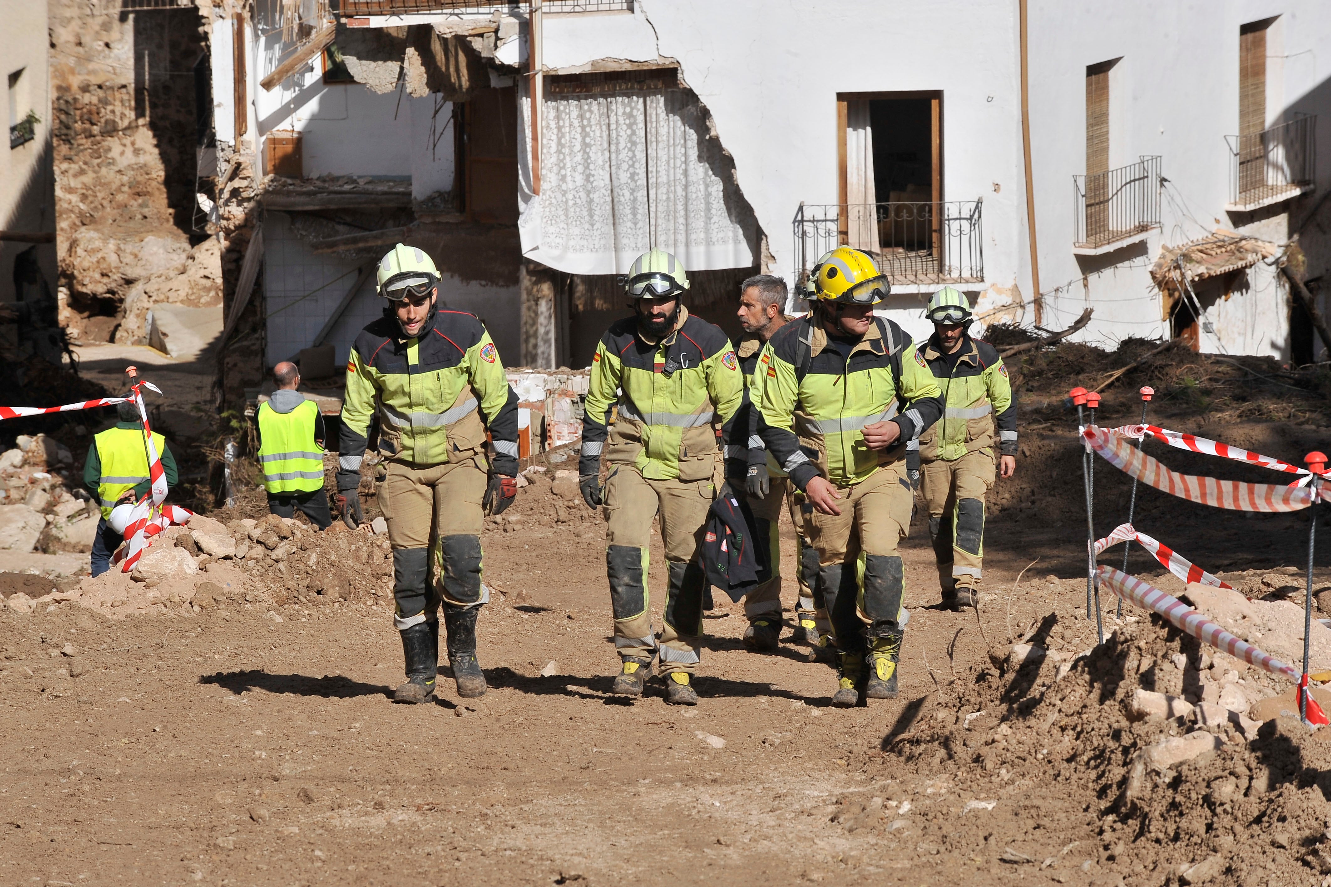 Bomberos de la diputación de Albacete durante el relevo de efectivos este sábado en Letur