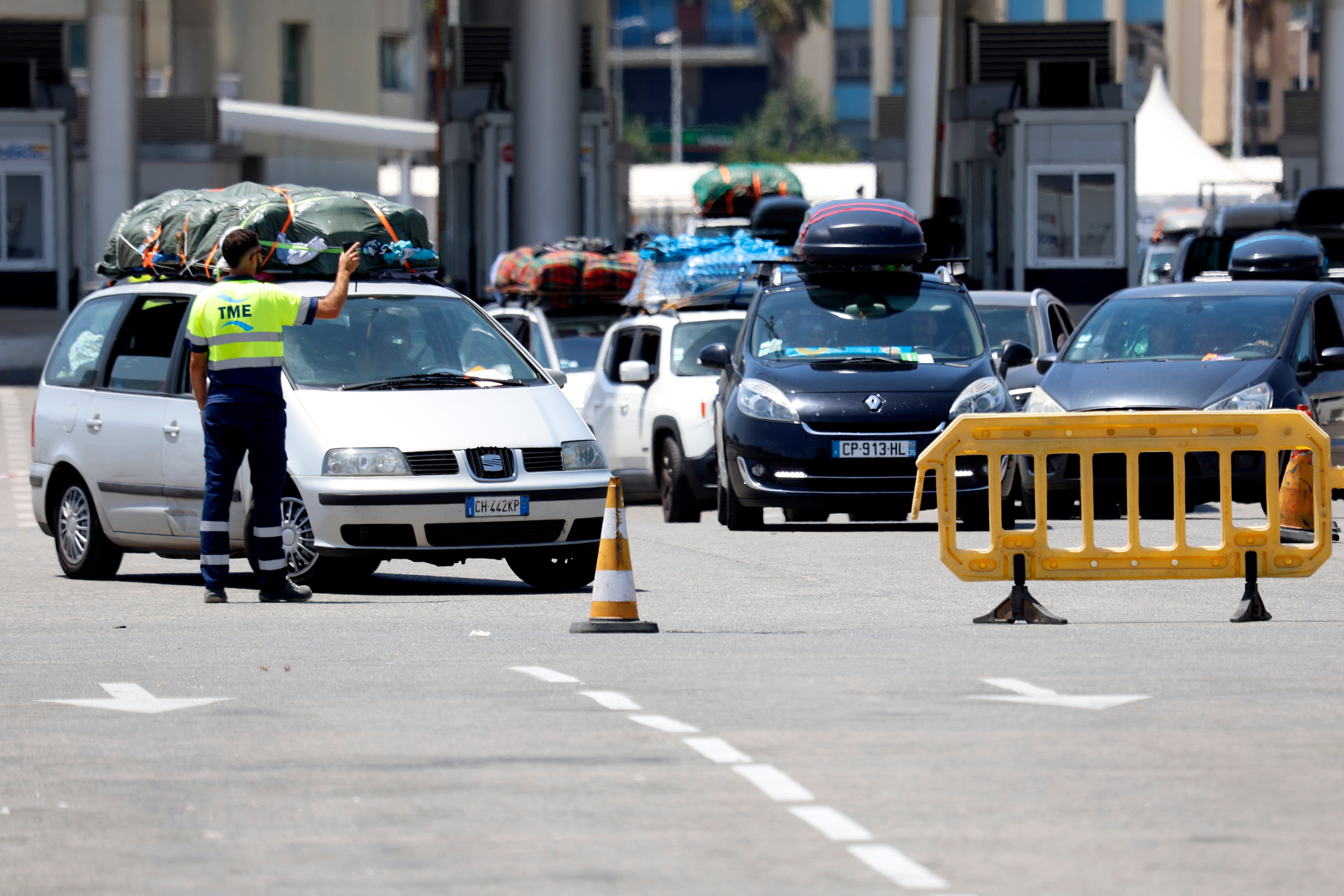 Vehículos entrando en la zona de embarque con rumbo a Tánger en el Puerto de Algeciras dentro de la Operación Paso del Estrecho. EFE/A.Carrasco Ragel