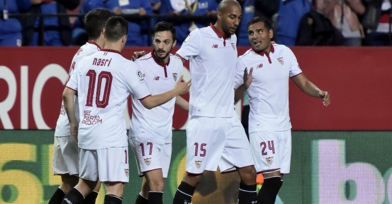 Los jugadores del Sevilla celebran un gol