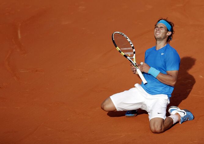 Nadal, de rodillas en la arena de París, tras lograr su sexto triunfo en Roland Garros