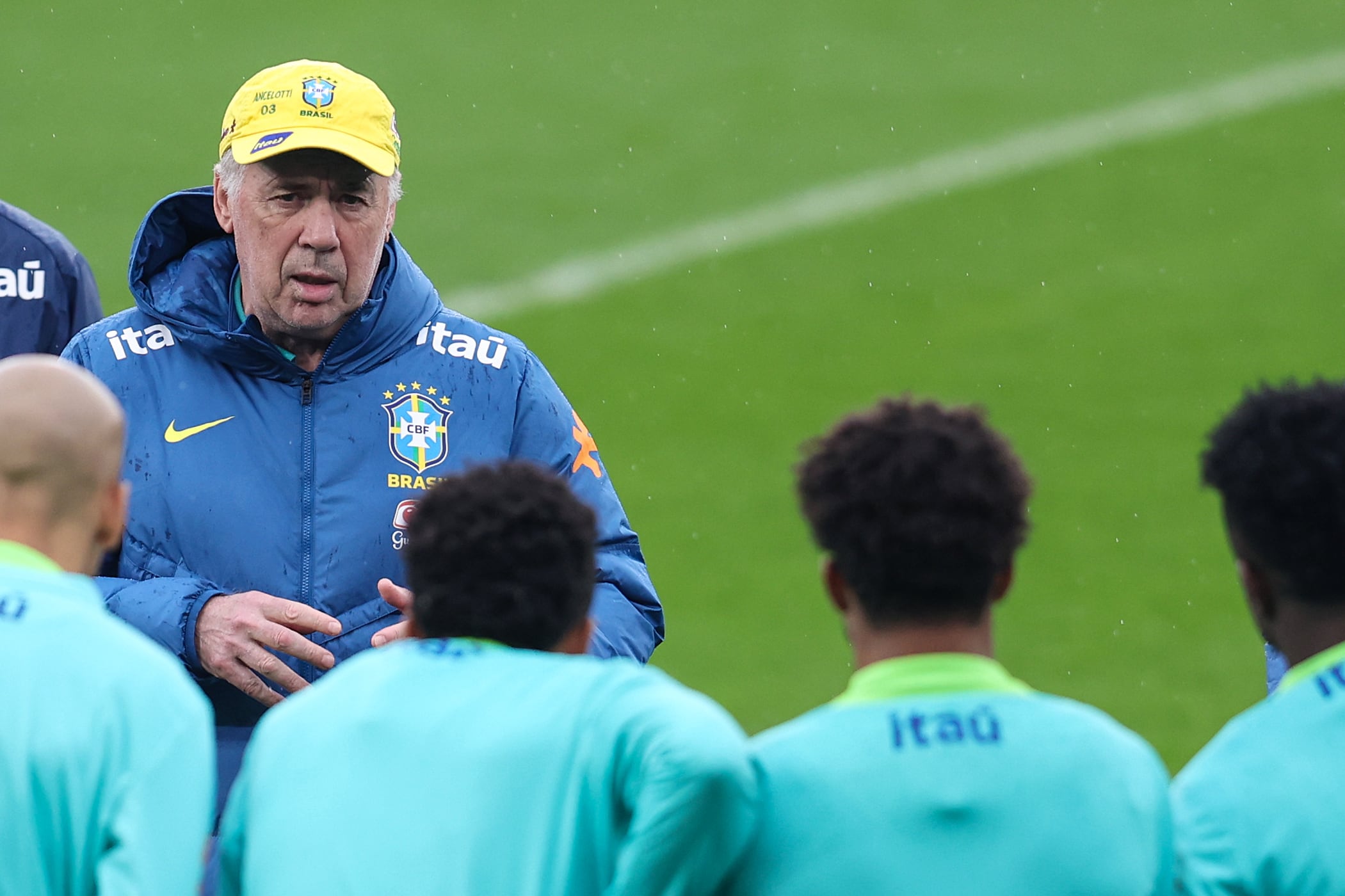 Carlo Ancelotti da instrucciones durante un entrenamiento con Brasil