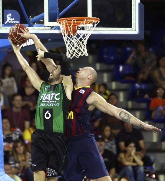 GRA072. BARCELONA, 02/11/2014.- El escolta del FIATC Joventut, Sergi Vidal (i), entra a canasta ante la defensa de Maciej Lampe (d), del FC Barcelona, durante el partido correspondiente a la 5ª jornada de la liga ACB disputado hoy en el Palau Blaugrana de