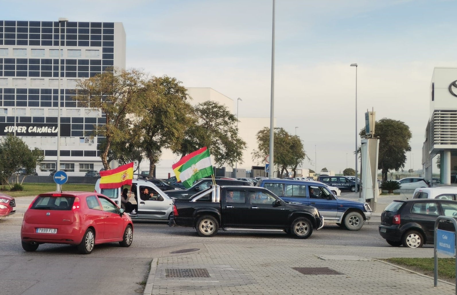 Caravana de agricultores circulando por el parque empresarial de Jerez