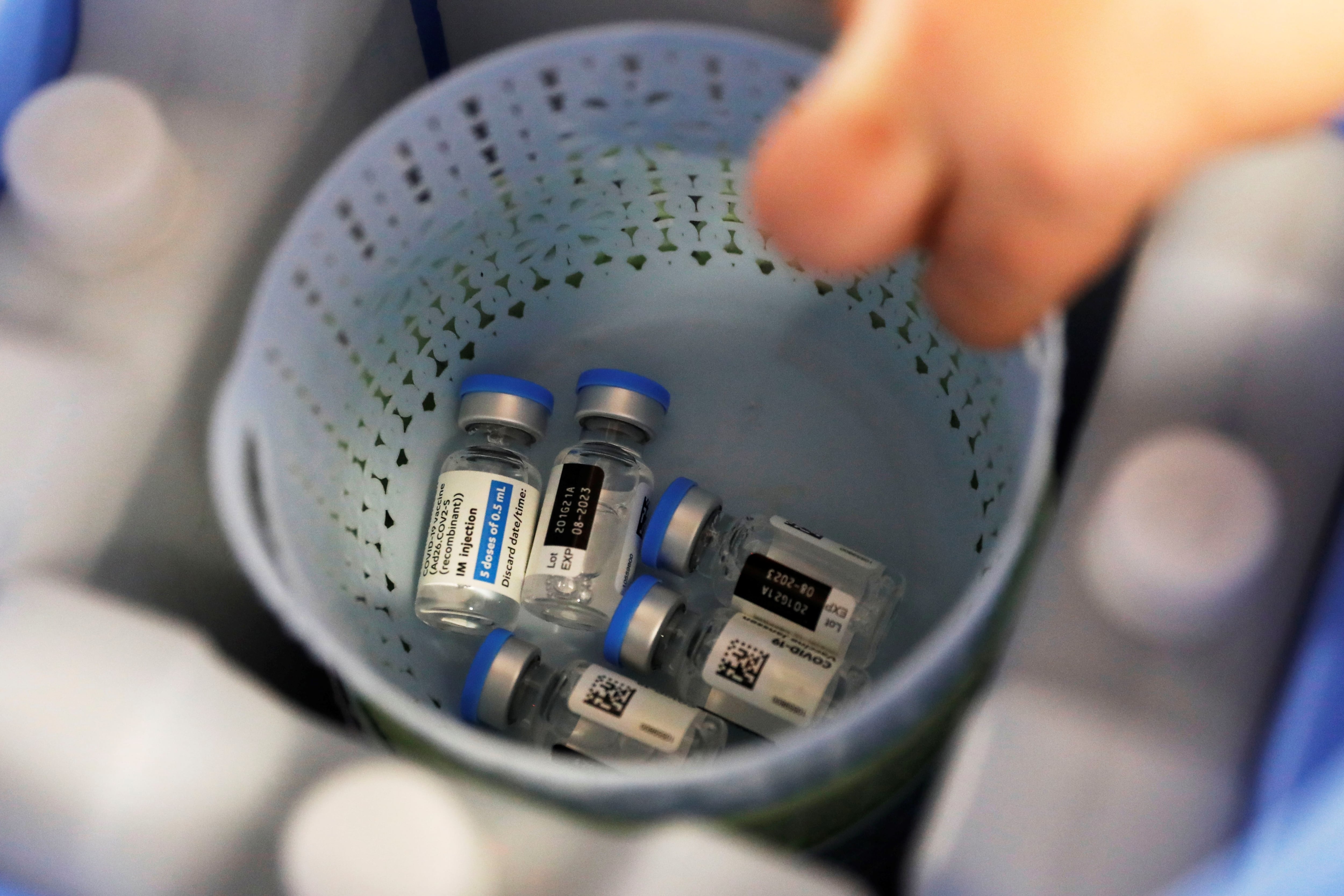 AME6413. BOGOTÁ (COLOMBIA), 17/02/2022.- Vista de dosis de la vacuna contra la covid-19, el 16 de febrero de 2022 en Bogotá (Colombia). La campaña de vacunación contra la covid-19 en Colombia, que comenzó lentamente y después que en la mayoría de países latinoamericanos, superó en un año los obstáculos burocráticos y geográficos para reducir sustancialmente las muertes y hospitalizaciones por coronavirus. EFE/Carlos Ortega
