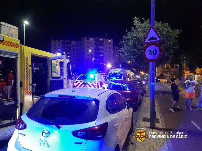Los bomberos durante su actuación en el incendio de la vivienda del polígono de San Benito