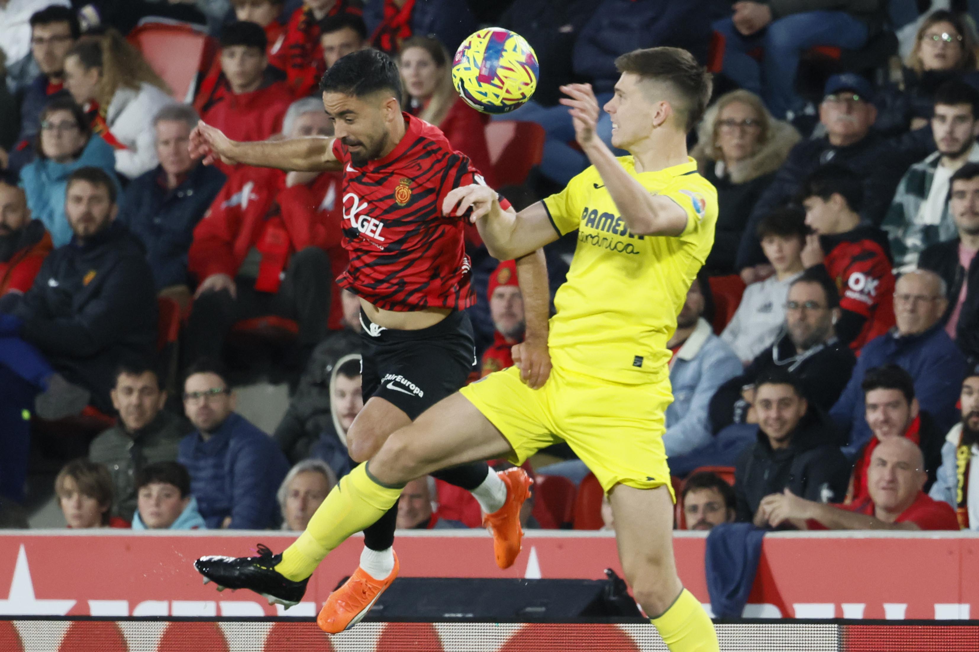 PALMA DE MALLORCA, 18/02/2023. El defensa argentino del Villarreal, Juan Marcos Foyth (d), disputa el balón ante el defensa del Mallorca, Jaume Costa, durante el encuentro correspondiente a la jornada 22 de primera división que disputan hoy sábado en el estadio de Son Moix, en Mallorca. EFE/CATI CLADERA.