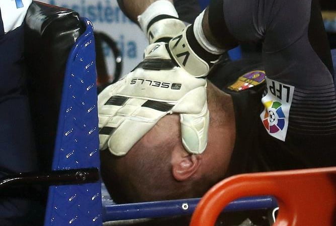 El portero del F.C. Barcelona Víctor Valdés es retirado en camilla tras sufrir una lesión en su rodilla derecha durante el partido de la trigésima jornada de liga del conjunto azulgrana ante el Celta de Vigo.