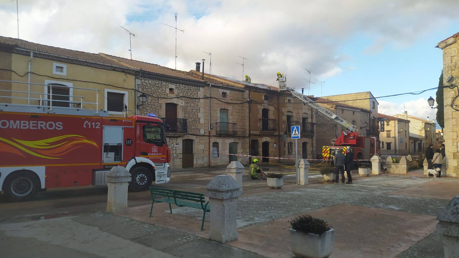 Bomberos de Aranda en un momento de la intervención en Hontoria de Valdearados