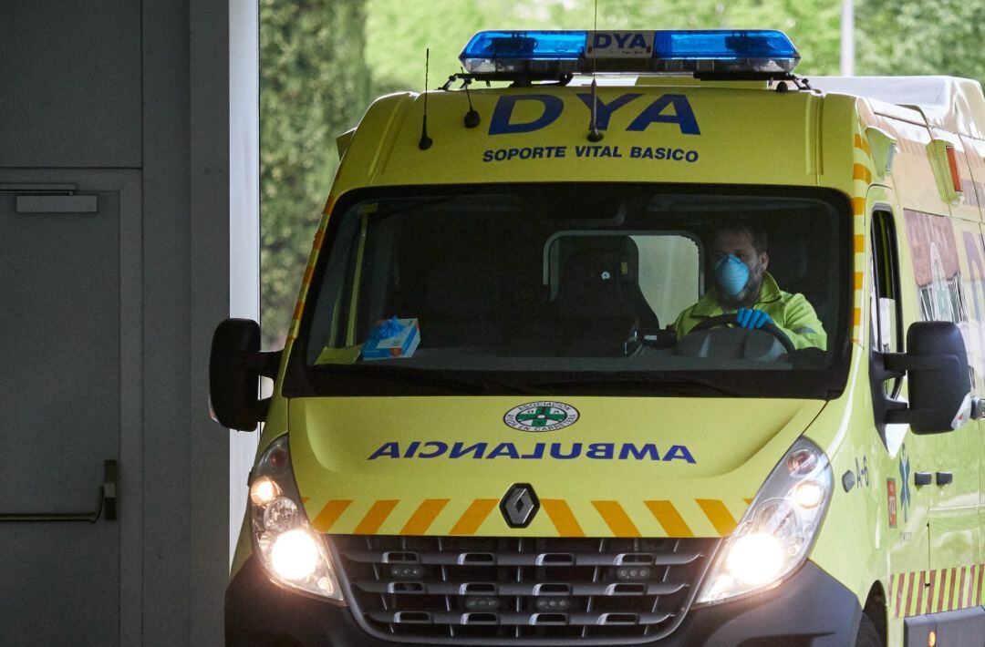 Una ambulancia del DYA Navarra entra en el Complejo Hospitalario de Navarra durante a Pandemia Covid-19  en Abril 28, 2020 en Pamplona, Navarra, España