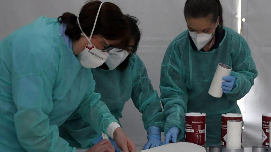 Imagen de archivo de unas enfermeras trabajando con mascarillas.