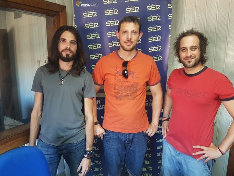 Miembros de StillBlind posan junto a Manu Flores de &quot;CreArte en las ondas&quot;