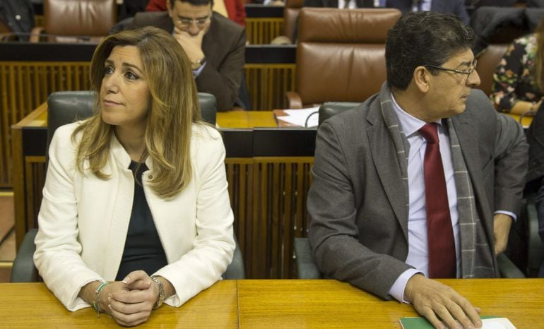 La presidenta de la Junta de Andalucía, Susana Díaz, sentada en su escaño junto al vicepresidente Diego Valderas de IU