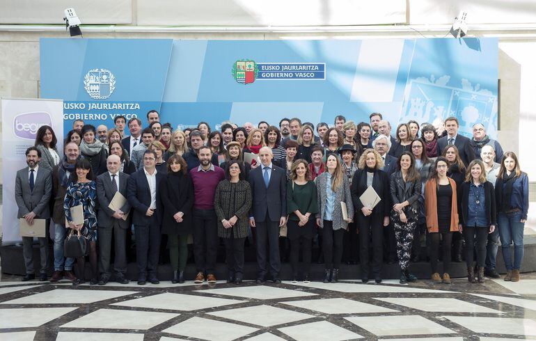 Represententes de los medios, agencias y del Gobierno vasco se han fotografíado tras la firma 