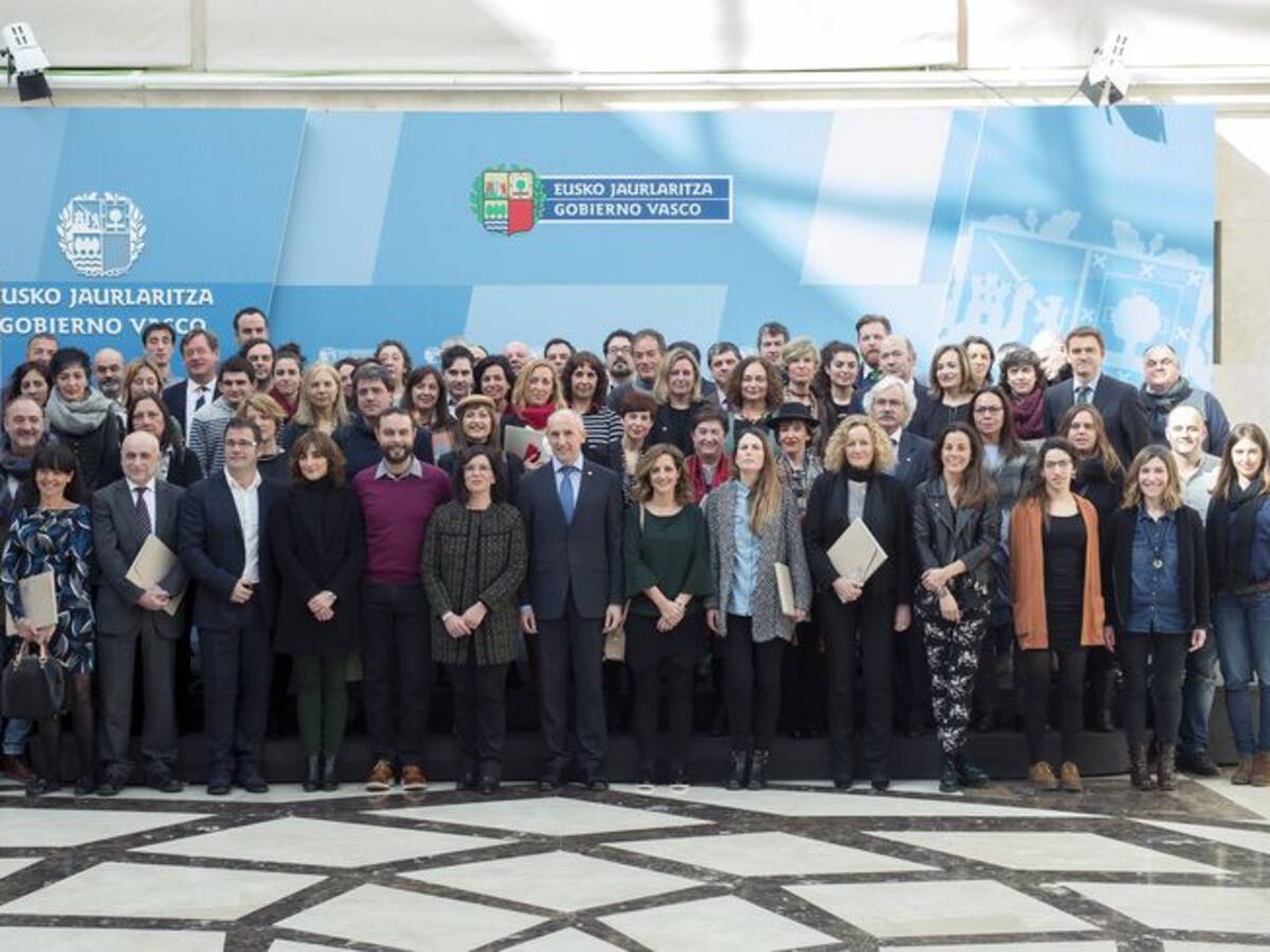 Medios vascos firman un código pionero para una comunicación no sexista