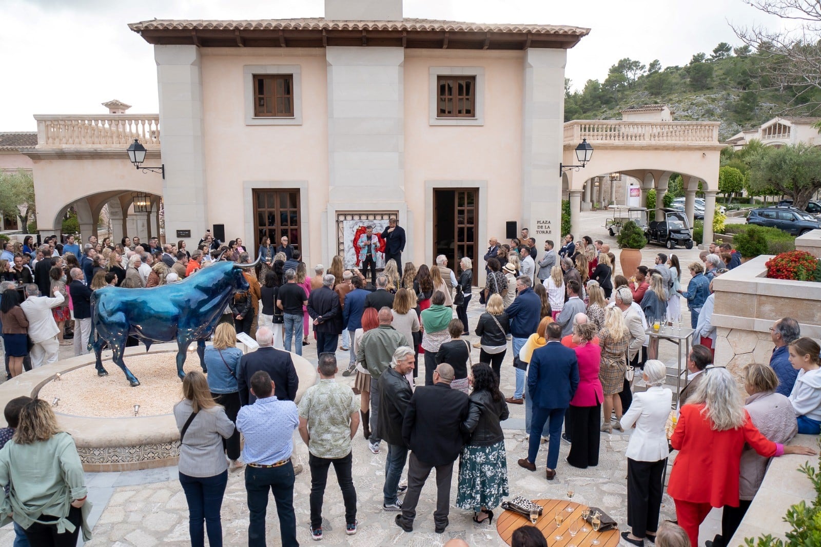 Imagen de un momento de la presentación en la plaza de la Torre del hotel.