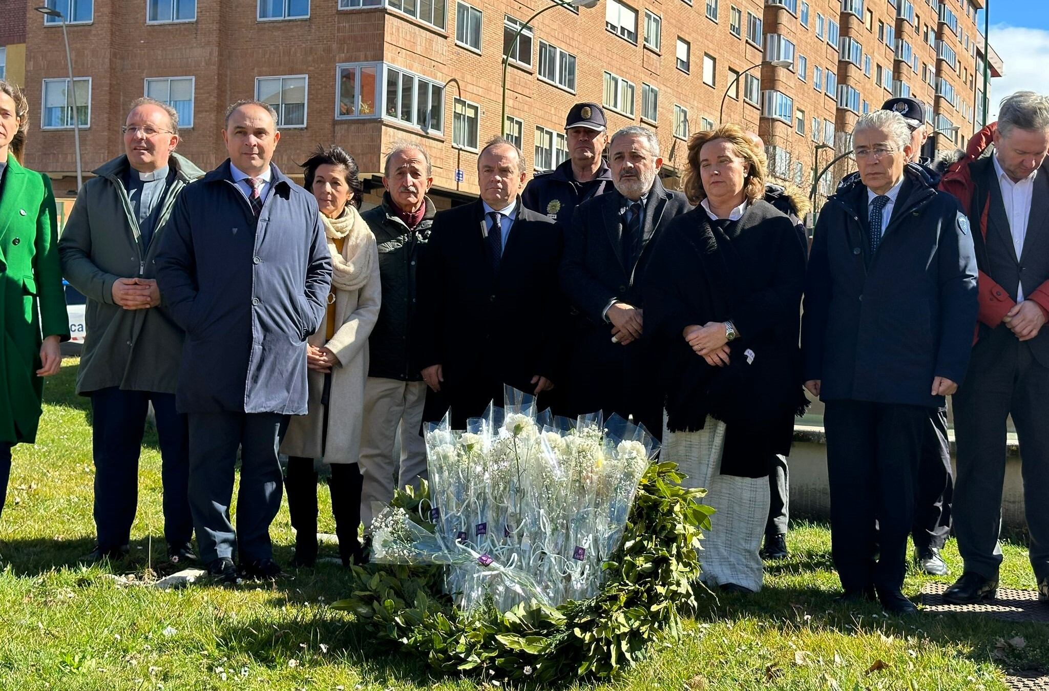 Las autoridades presentes en el acto, con la alcaldesa de Burgos a la cabeza, Cristina Ayala, han depositado un ramo de flores junto a la placa de homenaje a la víctimas del terrorismo, en la Plaza de San Agustín. / Foto: Radio Castilla