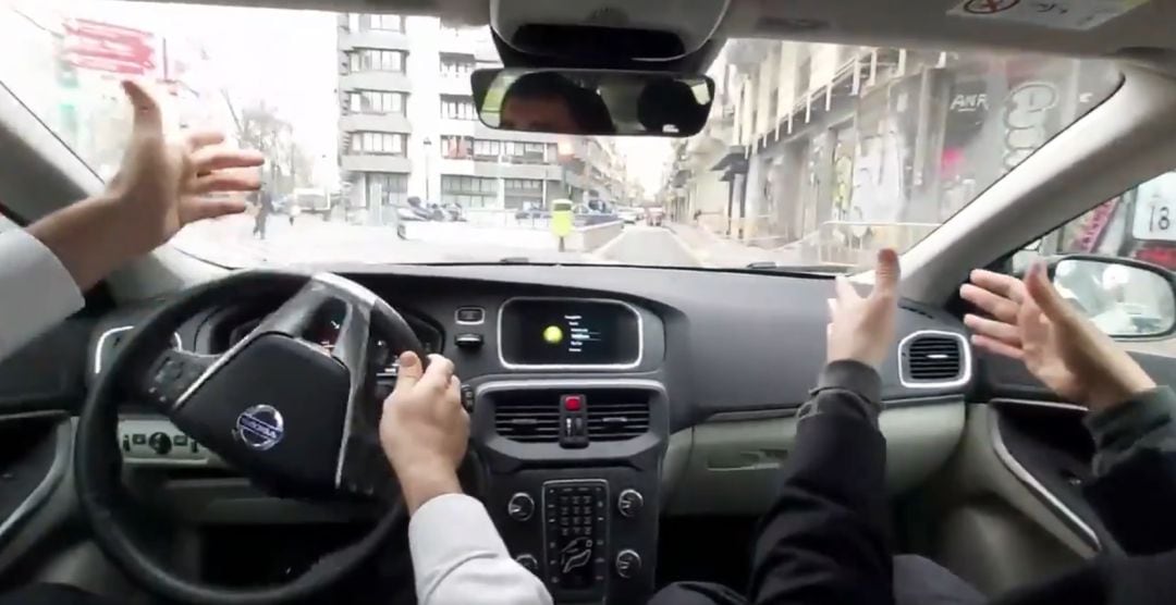 El portavoz de la formación naranja, Fernando Giner, en el interio del coche que conduce el edil de Ciudadanos Narciso Estellés