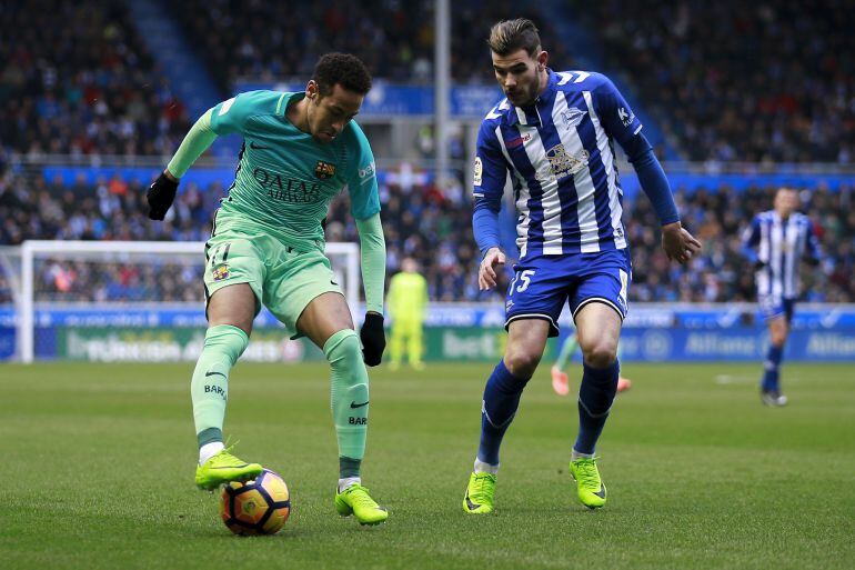 Theo Hernández, frente a Neymar en la visita del Barcelona a Mendizorroza