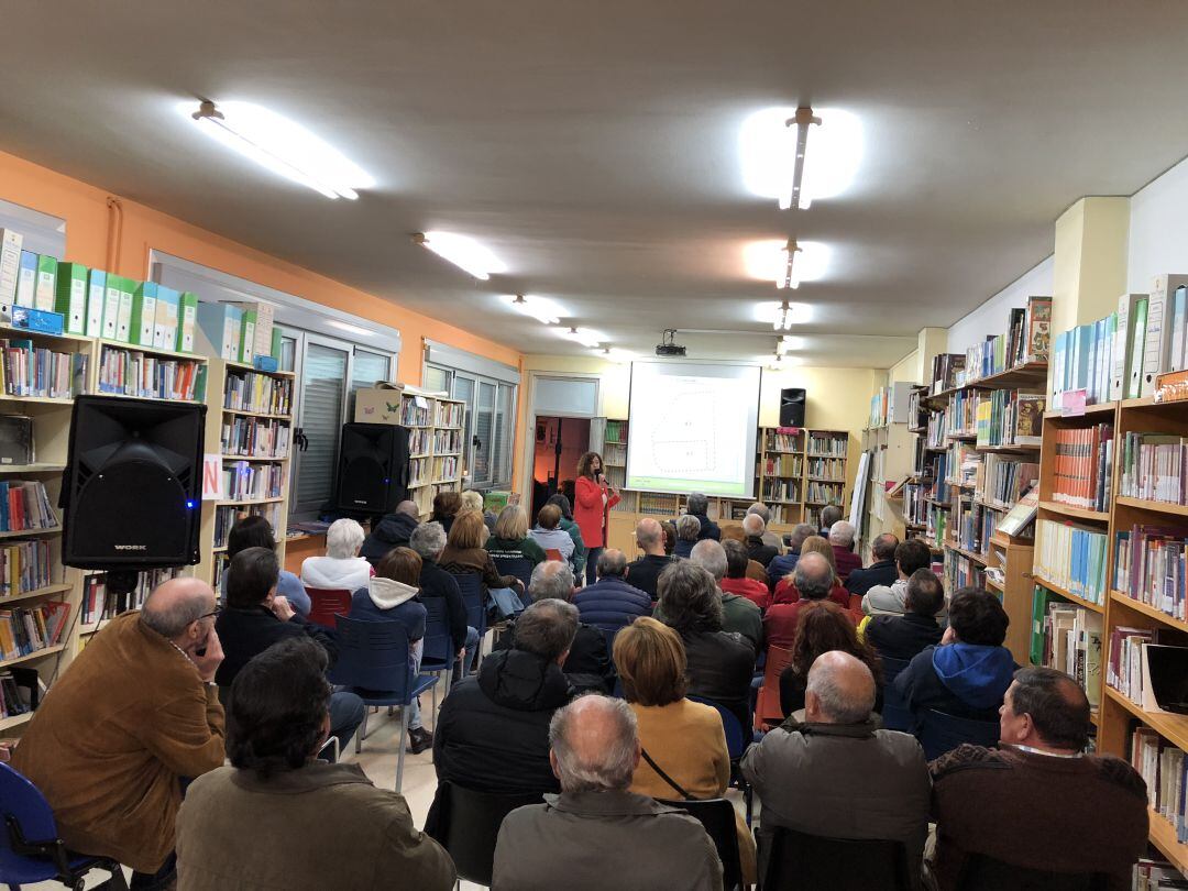 La delegada de Obras, Cristina Laborda, en la jornada abierta en el barrio de Larreaundi.