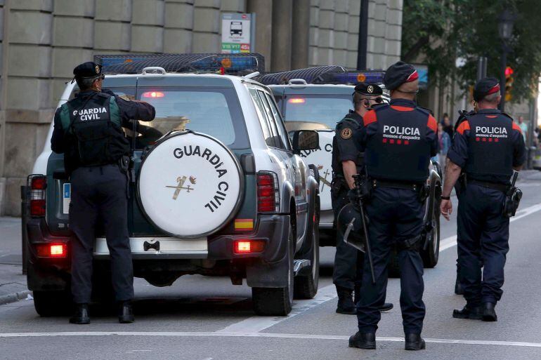 Policía y Guardia Civil aceptan la oferta de Interior para equiparar su sueldo al de los Mossos