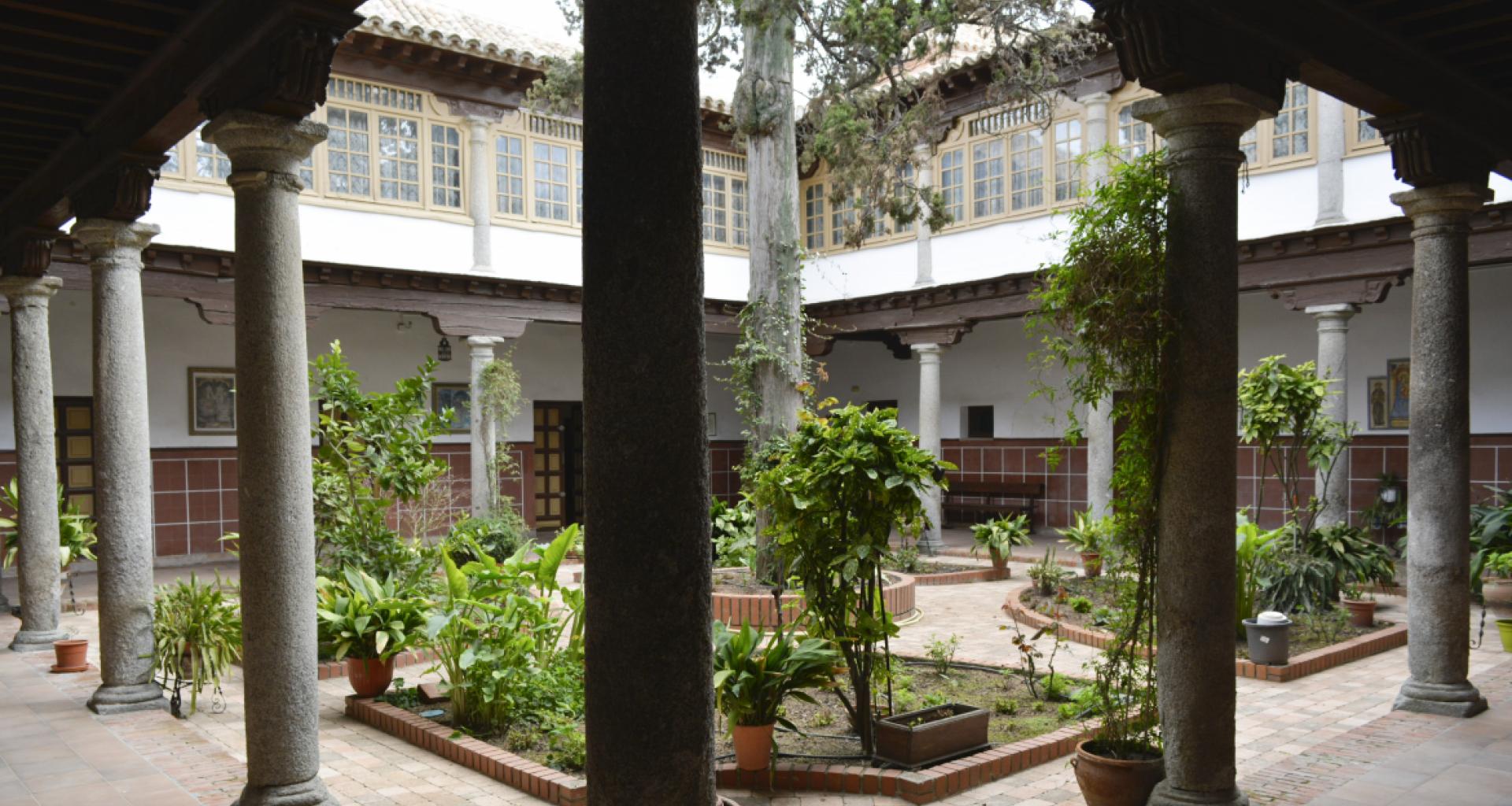 “El conjunto conventual en el municipio de Griñón está formado por la iglesia, un claustro de dos plantas en torno al cual se distribuyen las dependencias más importantes y un patio adosado a la pared norte del claustro”, define el gobierno regional.