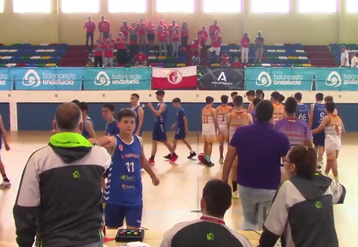 Los jugadores del CB Andújar infantil masculino celebrando su pase a la siguiente ronda junto a la afición desplazada desde Andújar.